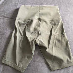 WUNDER TRAIN HIGH-RISE SHORT 8"
Grey Sage
